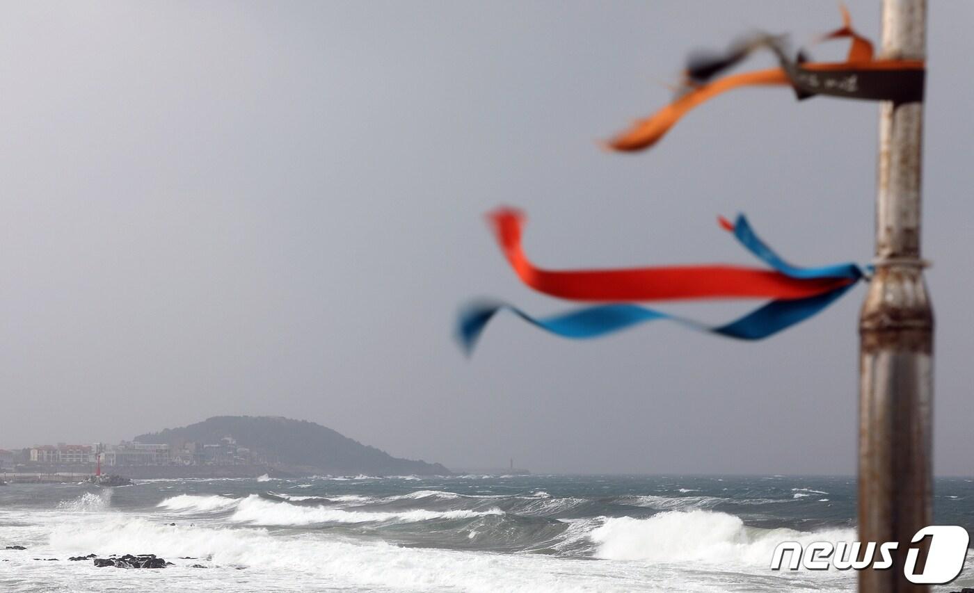 강풍이 불고 있는 제주시 서해안로 앞바다.ⓒ News1 DB