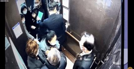 본문 이미지 - 유뷰브채널 서울의소리가 주호영 국민의힘 원내대표의 성추행 의혹을 제기하면서 공개한 엘리베이터 CCTV영상(유튜브채널 서울의소리) ⓒ 뉴스1