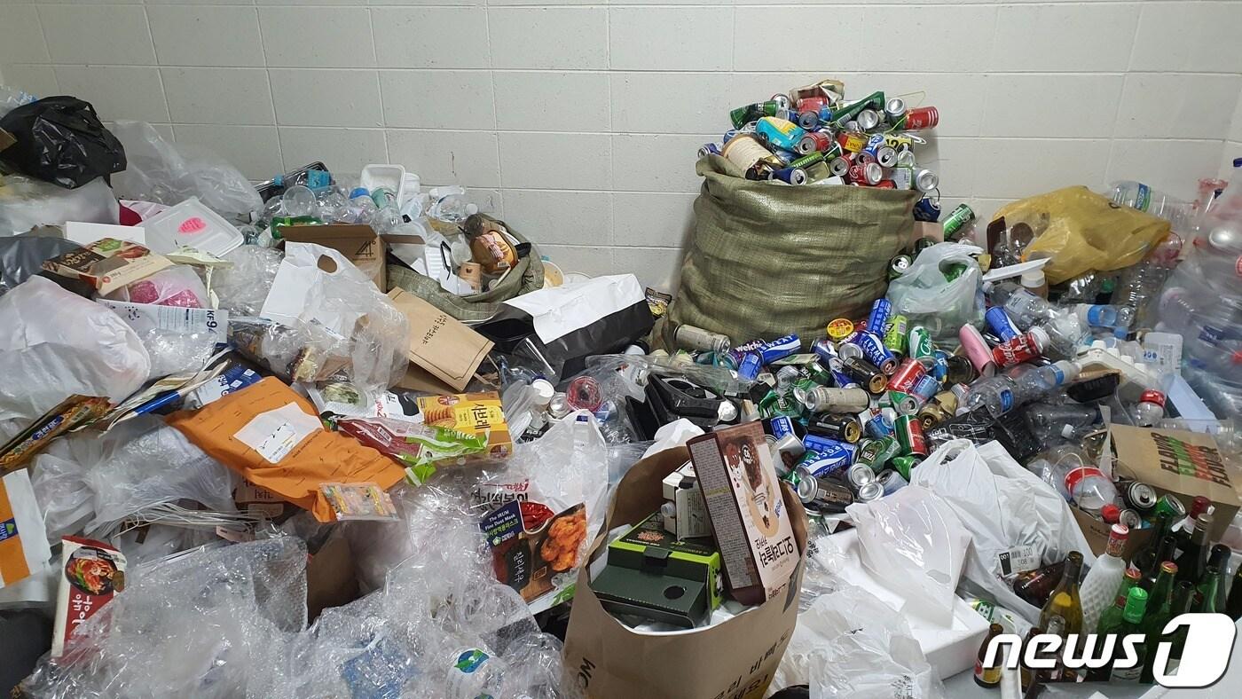 27일 서울 영등포구의 한 오피스텔 분리수거장. ⓒ 뉴스1 강수련 기자