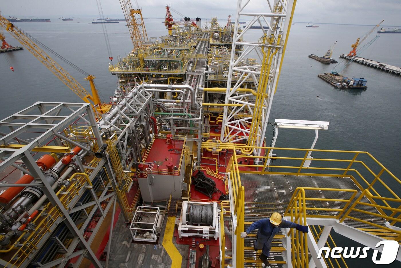 본문 이미지 - 부유식 원유생산저장설비(FPSO) 자료 사진 ⓒ 로이터=뉴스1 ⓒ News1 최서윤 기자