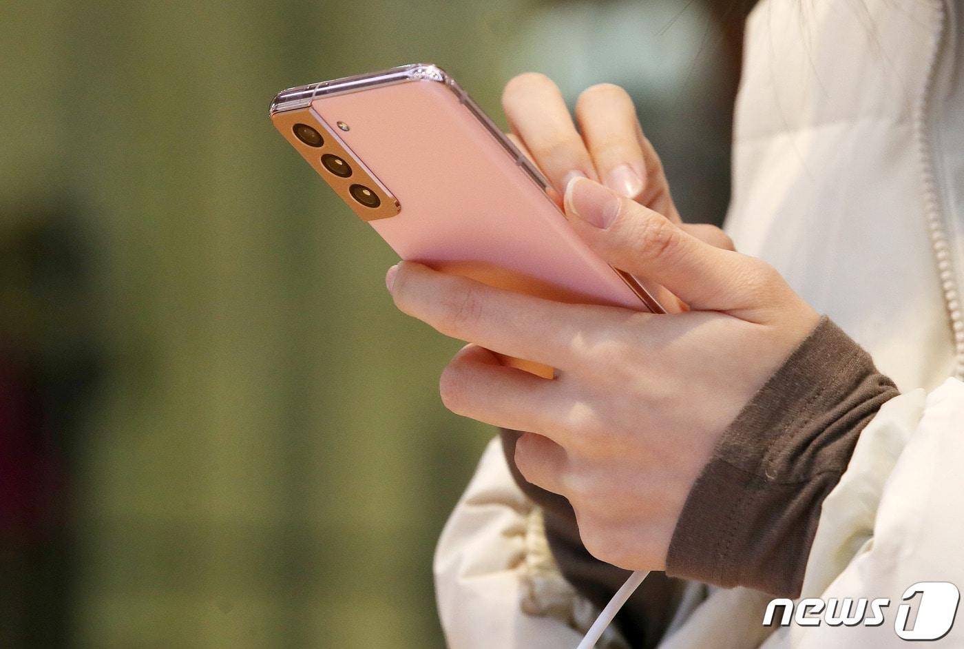 지난해 1월29일 오후 서울 서초구 삼성전자 서초사옥 딜라이트샵을 찾은 시민들이 S21 시리즈를 살펴보고 있는 모습. 2021.1.29/뉴스1 ⓒ News1 김진환 기자