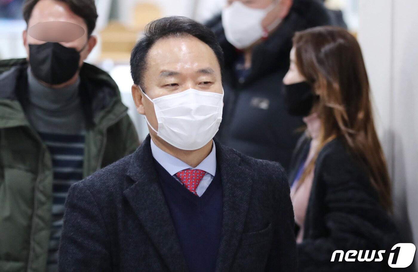 본문 이미지 - 직권남용 권리행사방해 등 혐의로 기소된 염동열 전 미래통합당(현 국민의힘) 의원이 2021년 1월 서울 서초구 서울고등법원에서 열린 항소심 선고공판에 출석하고 있다. 2021.1.29/뉴스1 ⓒ News1 박지혜 기자
