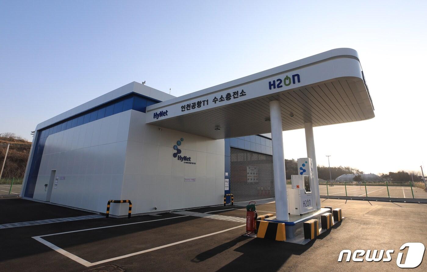 본문 이미지 - 3일 인천국제공항 제1여객터미널 하늘정원 인근에 새로 설치된 수소충전소가 운영을 하루 앞두고 있다. 이 수소충전소는 시간당 25㎏(승용기준 5대)을 충전할 수 있다. 오전 8시부터 오후 10시까지 운영한다. 2021.1.3/뉴스1 ⓒ News1 구윤성 기자