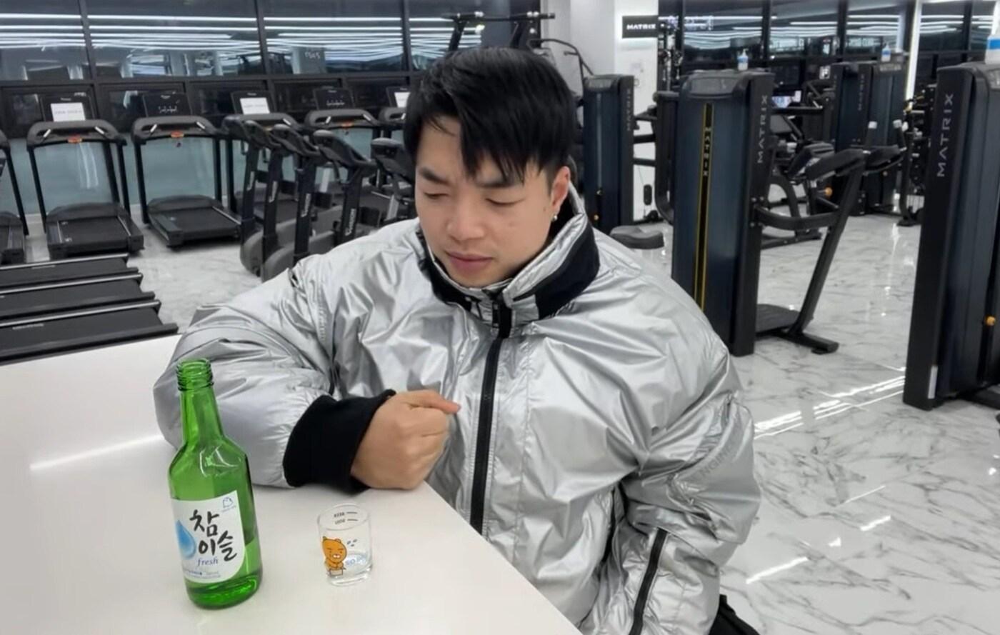 헬스 트레이너 겸 유튜버 '핏블리'가 3일 '집합금지명령 2주 연장…. 소주 좀 마시겠습니다'라는 제목으로 올린 동영상. 텅 빈 헬스장에서 소주를 마시며 울분을 삭히고 있다.(핏블리 유튜브 채널 갈무리)ⓒ 뉴스1