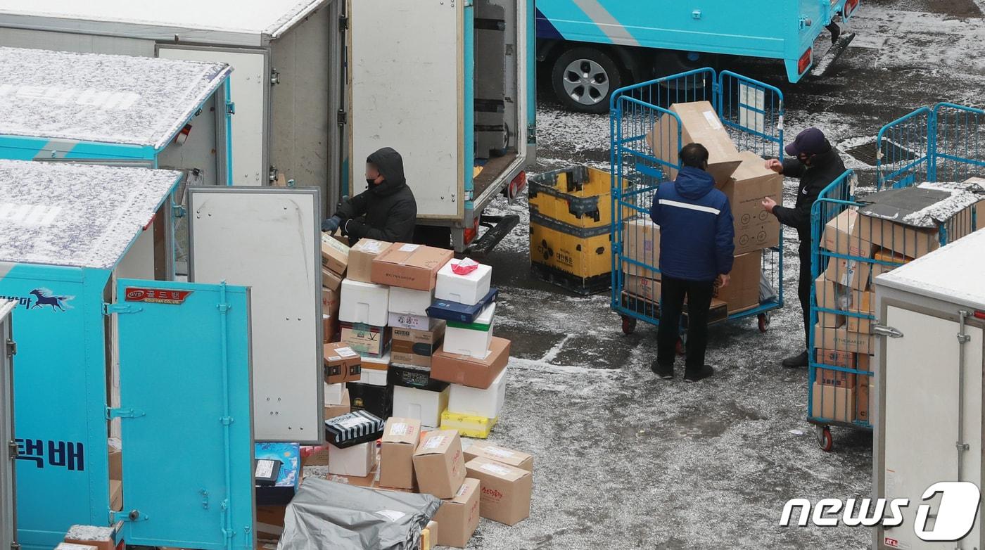 서울 마포구의 택배물류센터에서 택배기사들이 택배 분류 및 상하차 작업을 하고 있다. 2021.1.30/뉴스1 ⓒ News1 구윤성 기자