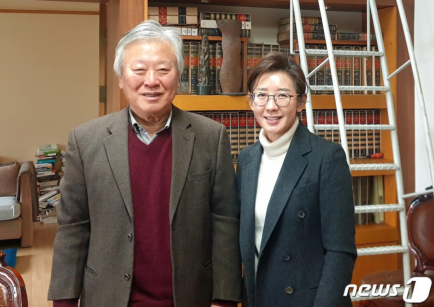 나경원 국민의힘 서울시장 예비후보가 30일 경기도 이천 부악문원에서 이문열 작가를 만났다고 개인 SNS를 통해 밝혔다. (나경원 캠프 제공) 2021.1.30/뉴스1