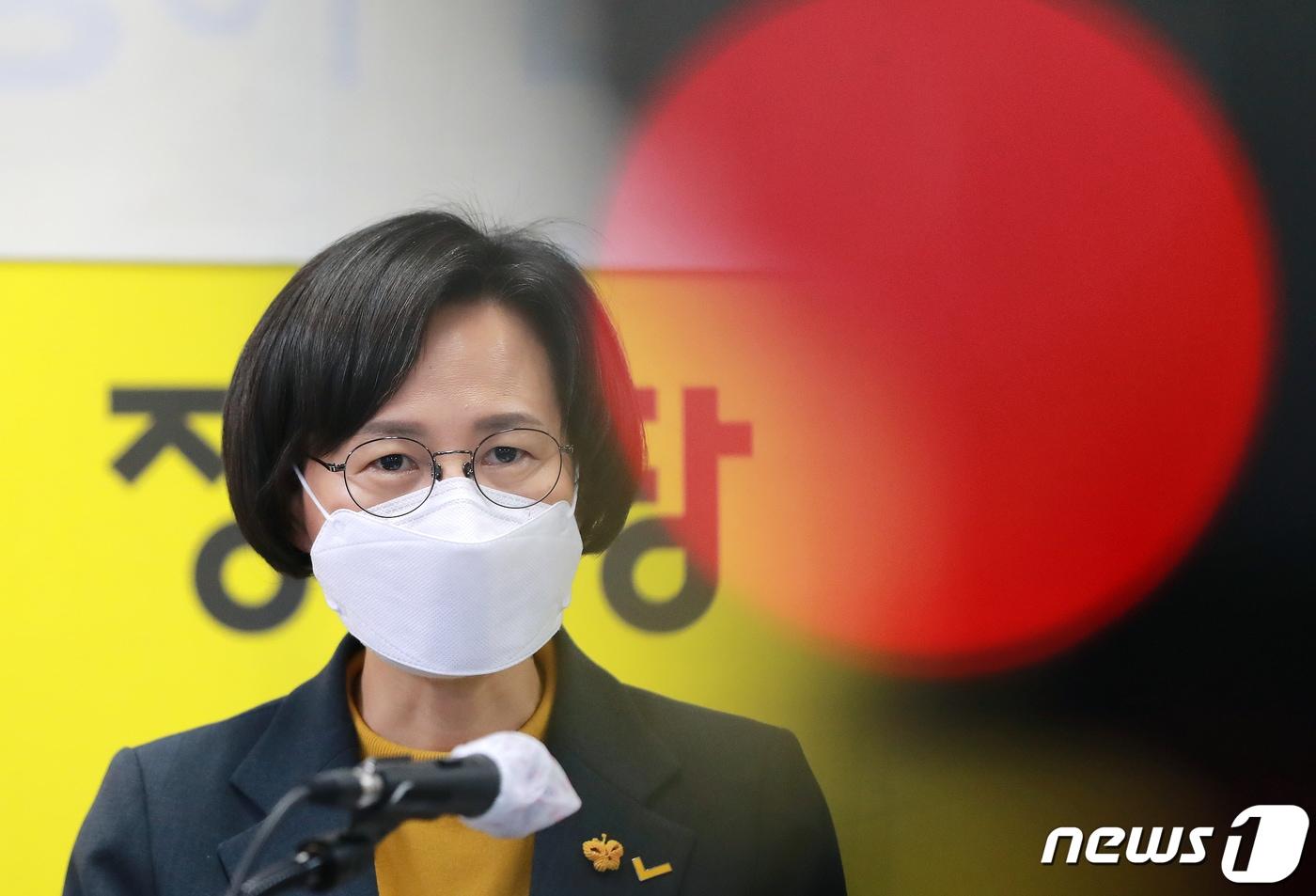 본문 이미지 - 강은미 정의당 원내대표가 30일 오후 서울 여의도 정의당 중앙당사에서 온라인 방식으로 열린 당 전국위원회에 앞서 발언하고 있다. 2021.1.30/뉴스1 ⓒ News1 구윤성 기자