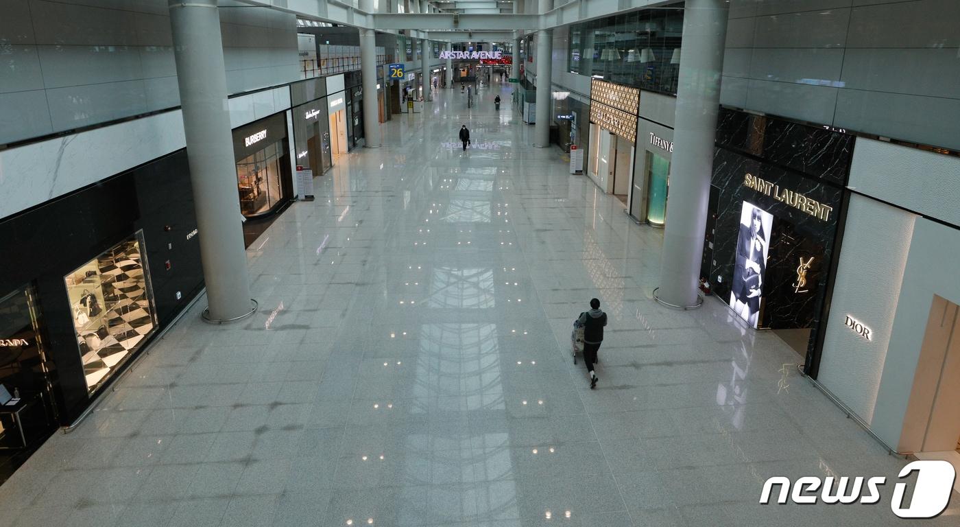 본문 이미지 - 한산한 인천공항 면세점/뉴스1 ⓒ News1 안은나 기자