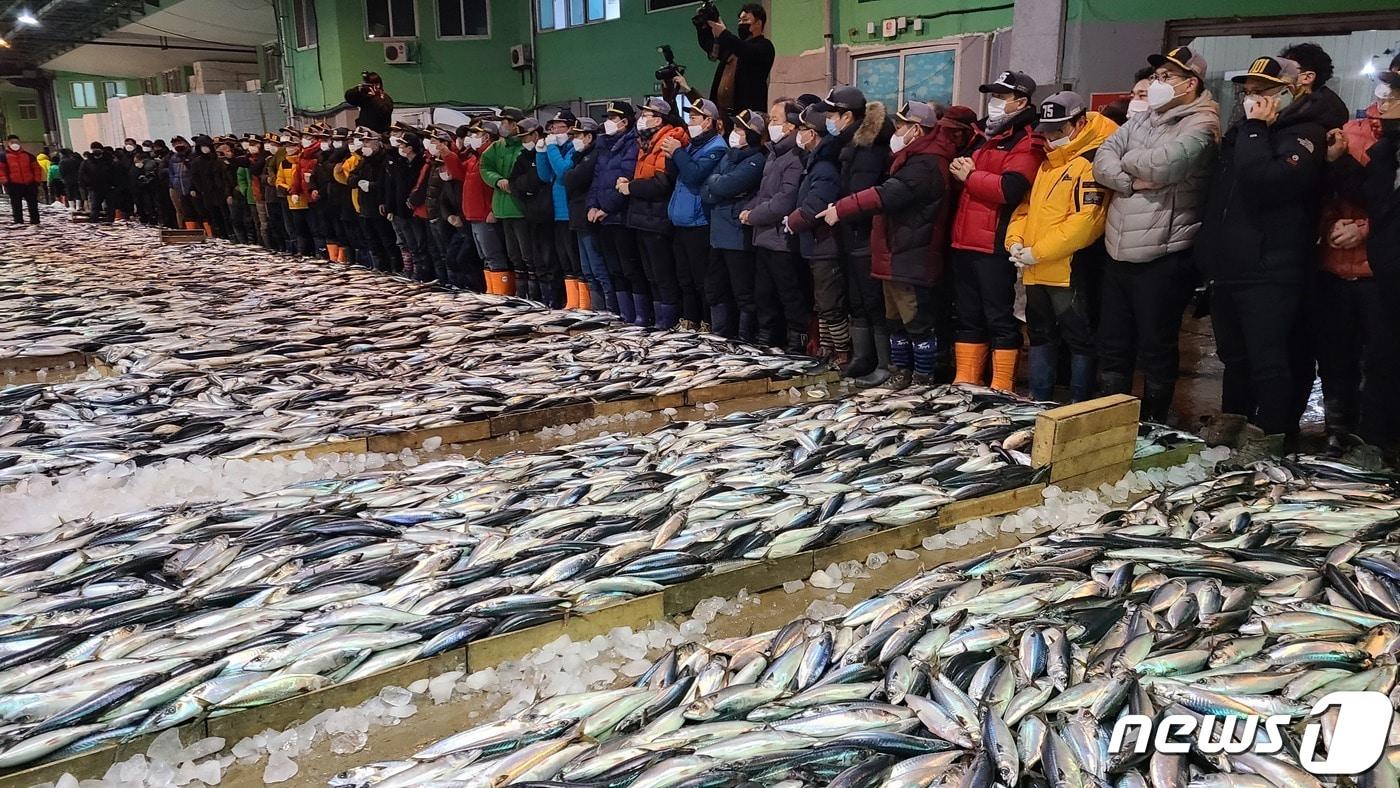 본문 이미지 - 부산 서구 부산공동어시장에서 중도매인들이 경매를 하고 있다.  (부산공동어시장 제공) 