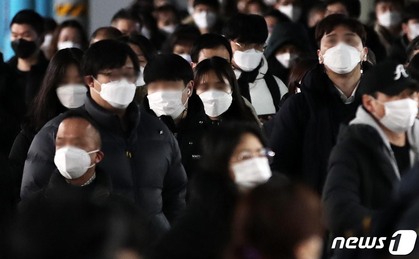 본문 이미지 - 신축년 새해 첫 출근일인 4일 오전 서울 구로구 신도림역에서 시민들이 마스크를 쓴 채 출근길 발걸음을 옮기고 있다. 2021.1.4/뉴스1 ⓒ News1 오대일 기자