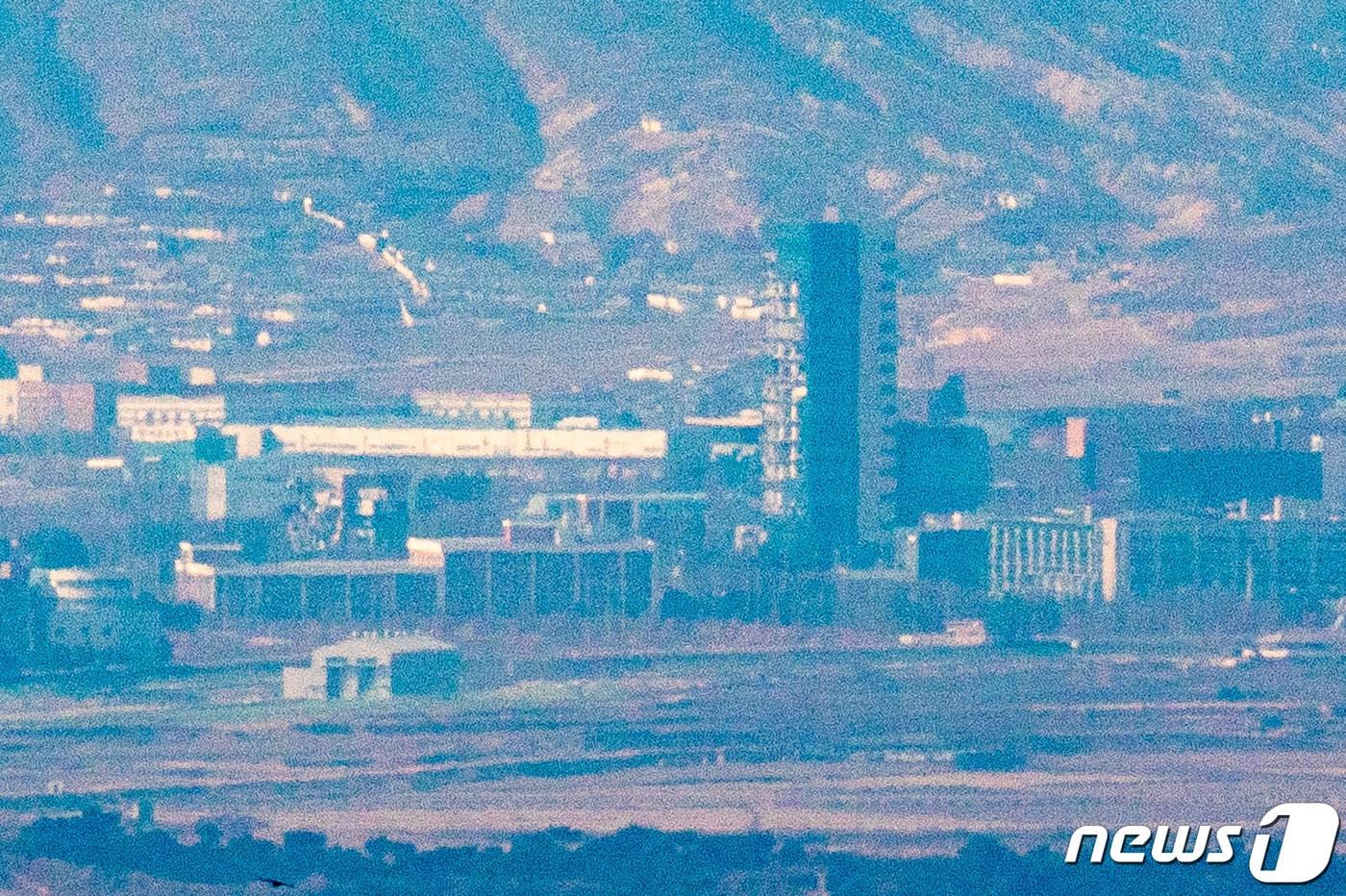본문 이미지 -  파주 접경지역에서 바라본 개성공단 내 남북공동연락사무소가 폭파된 채 방치된 모습. 2021.1.4 ⓒ 뉴스1 유승관 기자