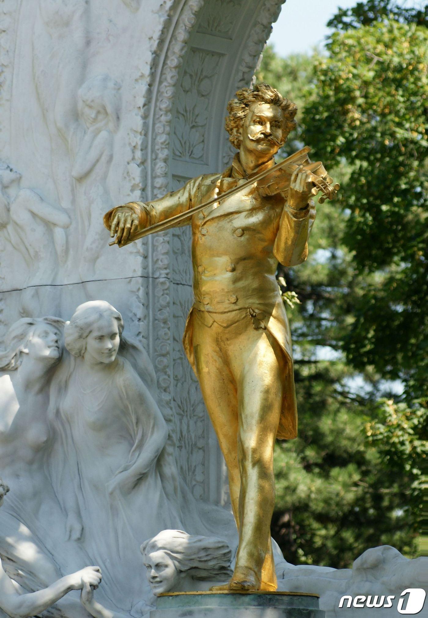 본문 이미지 - '왈츠의 왕' 요한 스트라우스2세 동상ⓒ 뉴스1