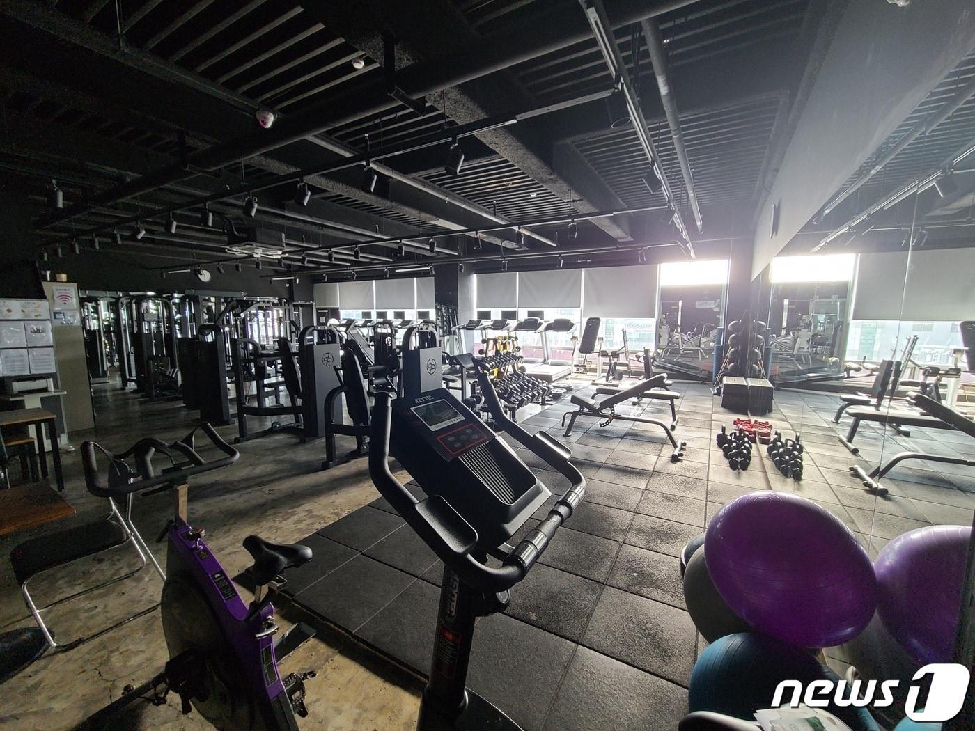 본문 이미지 - 부산시의 사회적거리두기 2.5단계 적용으로 인해 문을 닫은 부산의 한 헬스장.(독자 제공)ⓒ 뉴스1