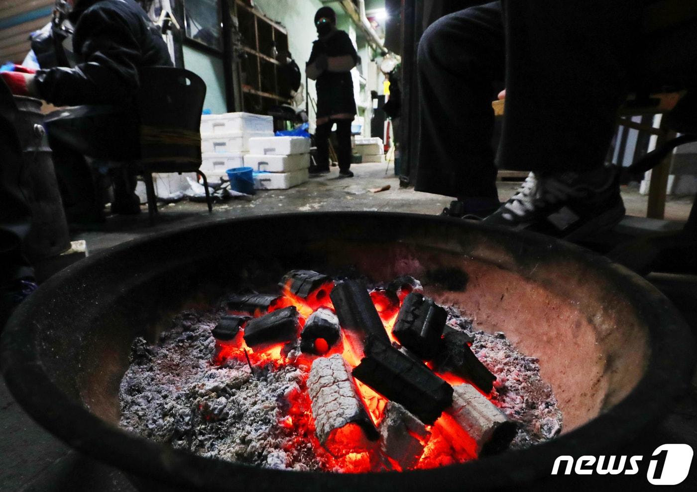 본문 이미지 - 모닥불을 쬐는 상인들(기사와 관계 없음) ⓒ 뉴스1 민경석 기자