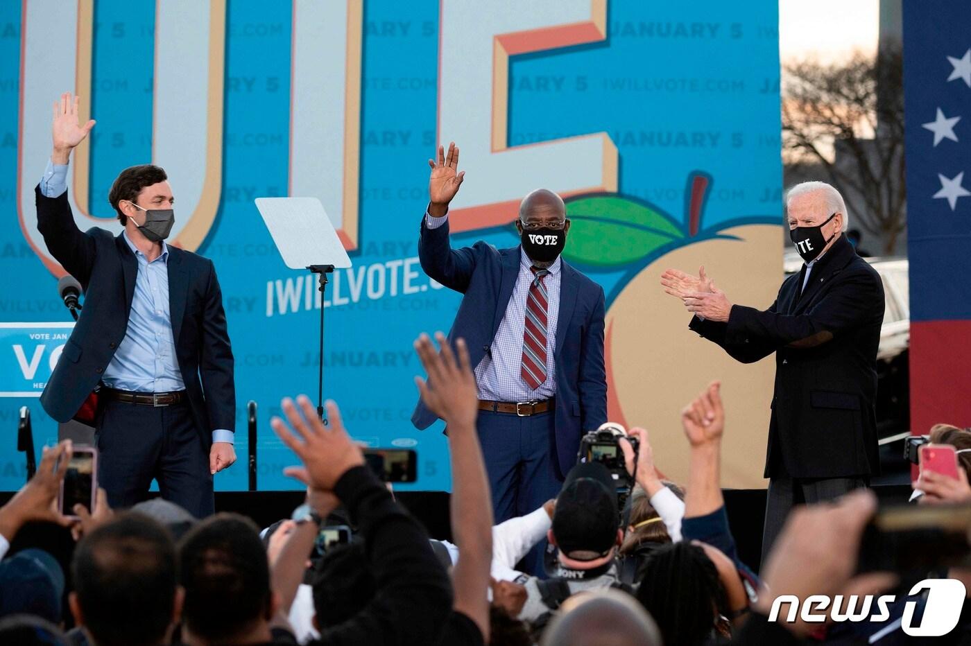 조 바이든 미국 대통령이 당선인 시절이던 지난해 1월4일(현지시간) 조지아주 애틀랜타에서 열린 상원의원 결선 표 지원유세 중 민주당의 존 오소프, 라파엘 워녹 후보에게 박수를 보내고 있는 모습. ⓒ AFP=뉴스1 ⓒ News1 우동명 기자