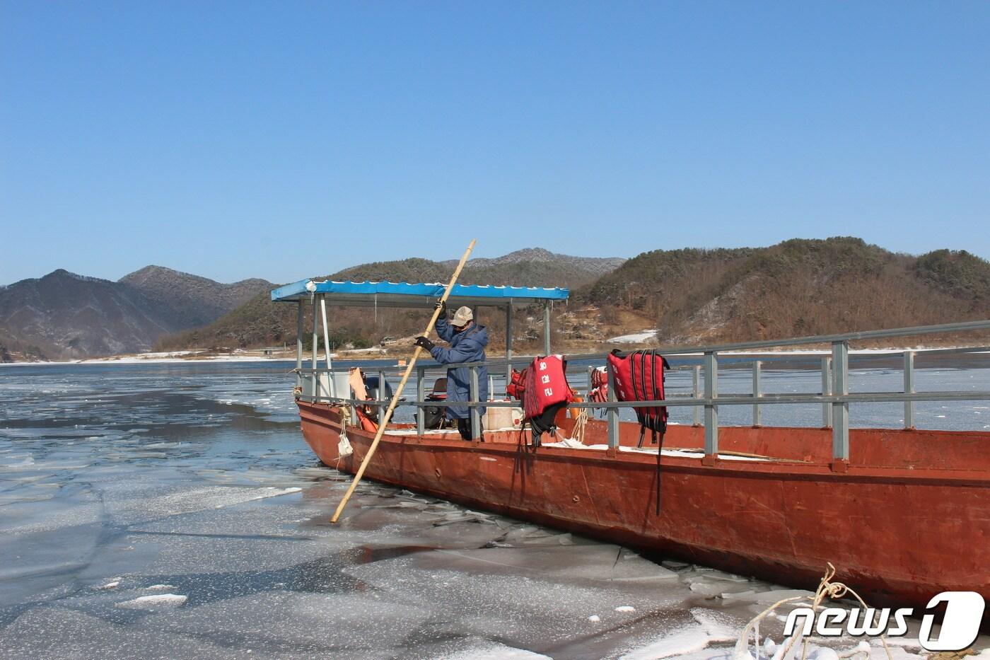 대청호 연안 충북 옥천 오대마을 주민이 얼음을 깨며 철선을 겨우 운항을 하고 있다. ⓒ 뉴스1