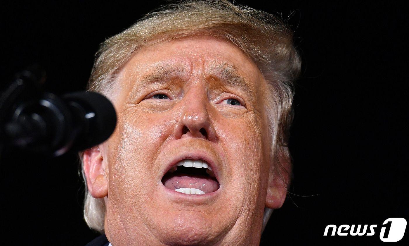 도널드 트럼프 미국 대통령이 4일(현지시간) 조지아주 상원의원 결선투표에 출마한 켈리 뢰플러와 데이비드 퍼듀 공화당 후보들의 돌턴 공항 선거집회서 지원유세를 하고 있다. ⓒ AFP=뉴스1 ⓒ News1 우동명 기자