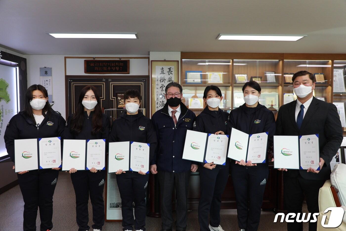 본문 이미지 - 영동군청 여자씨름단 감독과  선수들이 임용장을 받고 있다. (영동군 제공)ⓒ 뉴스1