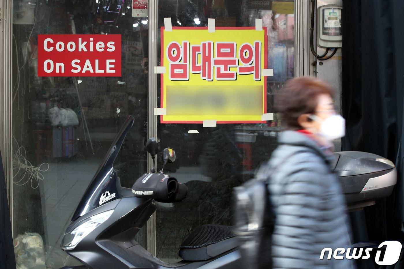 신종 코로나바이러스 감염증(코로나19) 사태 장기화와 강화된 사회적 거리두기 연장으로 자영업자들의 시름이 깊어지고 있는 5일 서울 남대문시장의 한 점포에 임대문의 게시물이 붙어있다.  2021.1.5/뉴스1 ⓒ News1 이광호 기자