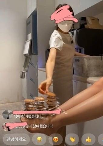 본문 이미지 - 백화점 VIP라운지 직원들이 발에 고객 제공용 쿠키를 올리고 있다.  ⓒ 뉴스1