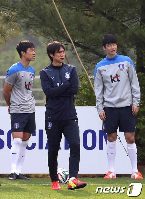 본문 이미지 - 2012년 런던올림픽 때 동메달 금자탑을 함께 세운 홍명보 감독(가운데)과 박주영(왼쪽)-기성용(오른쪽)이 2021시즌 K리그에서 사제대결을 펼친다. ⓒ 뉴스1
