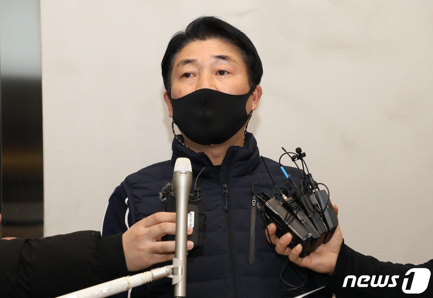 본문 이미지 - 선박관리사인 이천희 타이쿤쉽핑 이사가 5일 오후 부산 해운대구 한국케미선박관리회사에서 이란의 한국 유조선 나포 관련 브리핑을 하고 있다. 지난 4일 이란 혁명수비대가 해양오염을 이유로 한국 선박 한국케미호를 나포했다. 선사 측은 해양오염은 없었다고 주장했다. 2021.1.5/뉴스1 ⓒ News1 여주연 기자