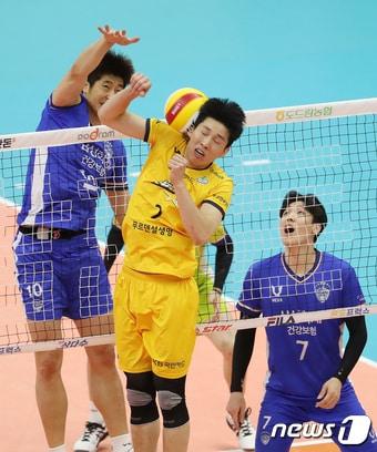 본문 이미지 - 5일 경기도 의정부체육관에서 열린 도드람 2020-2021 V리그 남자부 KB손해보험과 삼성화재의 경기에서 KB손해보험 황택의가 삼성화재 박상하의 공격을 머리로 막아내고 있다. 2021.1.5/뉴스1 ⓒ News1 김진환 기자