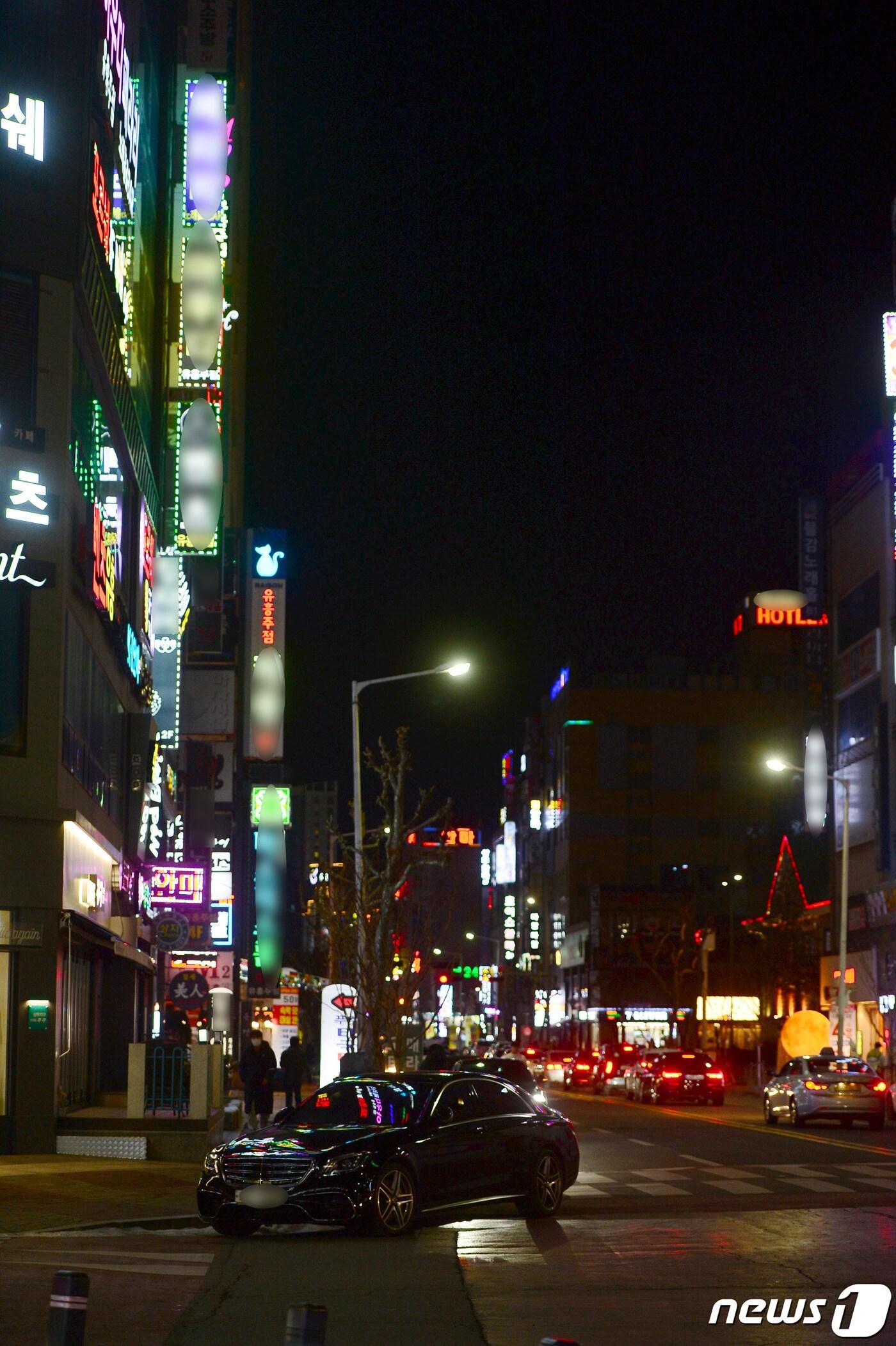 본문 이미지 - 지난 1월 5일 오후 광주광역시 서구 치평동 상무지구 일대 유흥업소 간판 조명이 켜져 있다. ⓒ News1 정다움 기자
