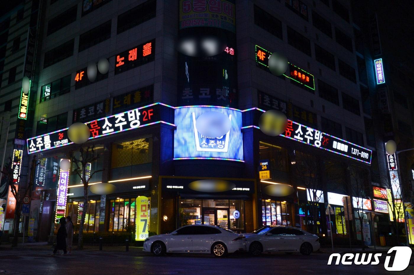  광주광역시 서구 치평동 상무지구 일대 유흥업소 간판 조명이 켜져 있다. ⓒ News1