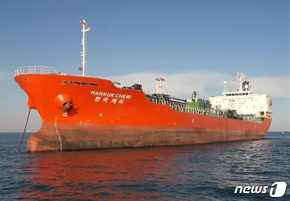 본문 이미지 - 지난 4일 호르무즈 해협에서 이란 혁명수비대에 나포된 한국 선박 한국케미호. ⓒ 로이터=뉴스1