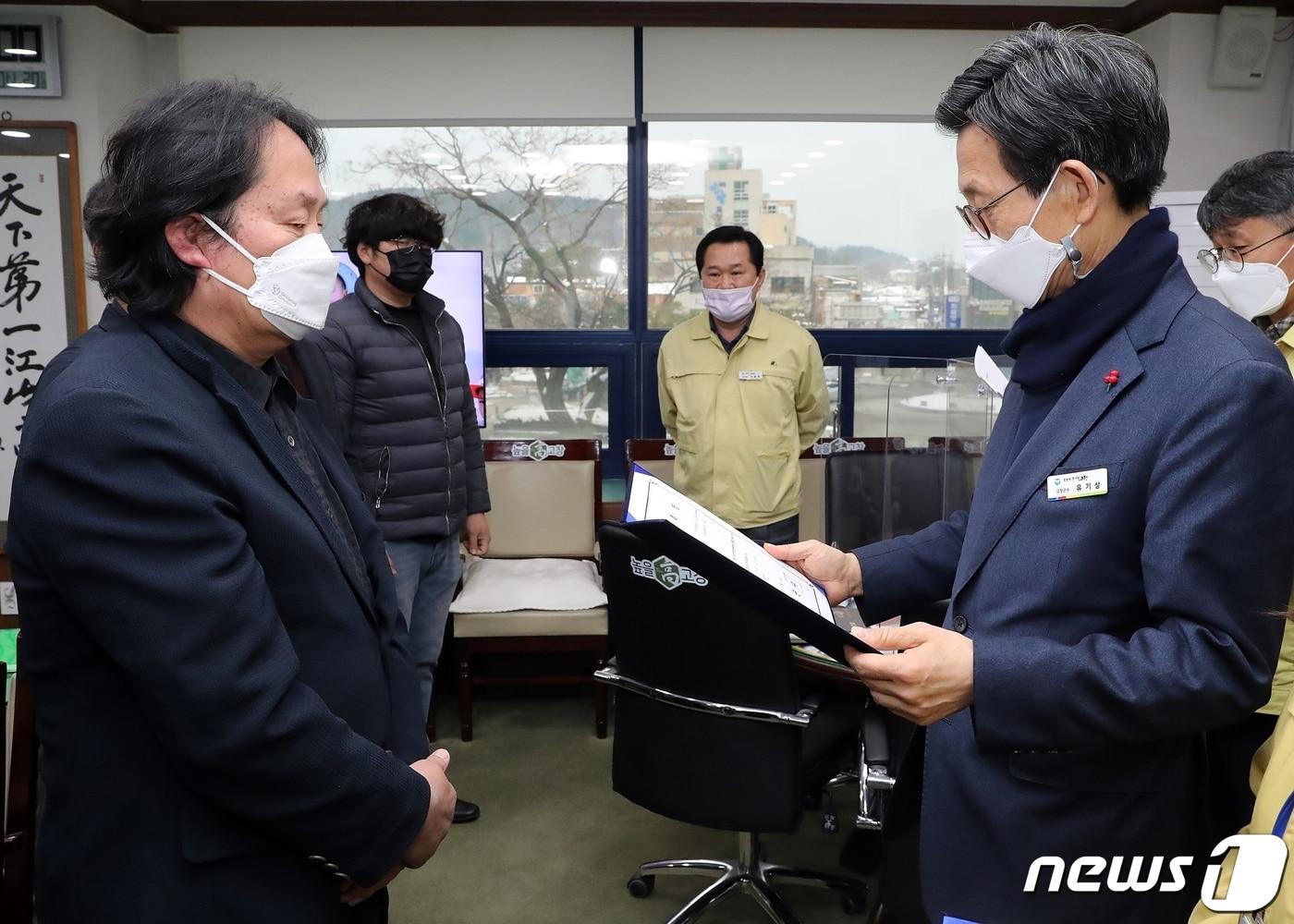 본문 이미지 - 전북 고창군이 조류인플루엔자(AI), 아프리카돼지열병(ASF) 등 가축전염병의 선제적 예방을 위해 관내 수의사 6명을 ‘2021년 고창군 공공수의사’로 위촉했다. 유기상 군수(오른쪽)이 고창군 공공수의사에게 위촉장을 주고 있다. ⓒ 뉴스1