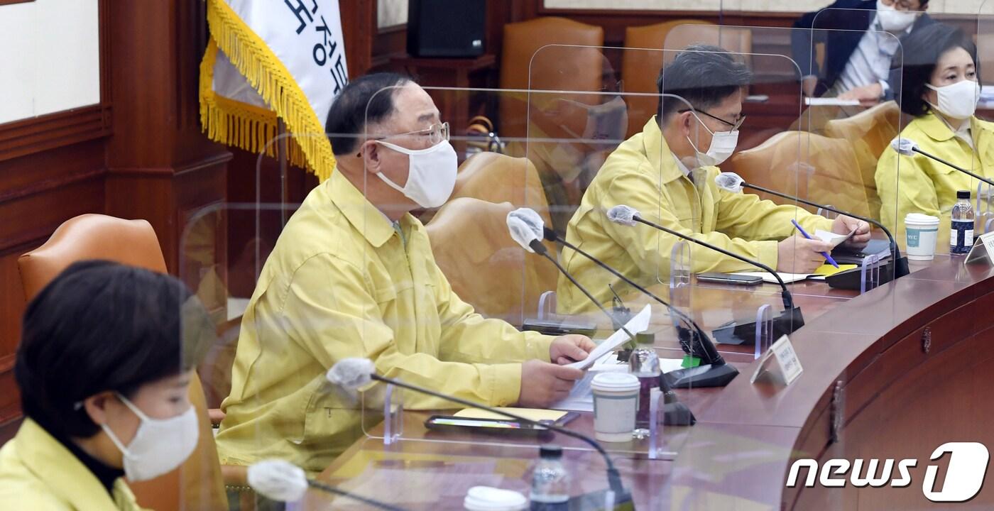 본문 이미지 - 홍남기 경제부총리 겸 기획재정부 장관이 6일 오전 서울 종로구 정부서울청사에서 열린 제25차 비상경제 중앙대책본부 회의 겸 제8차 한국판뉴딜 관계장관회의에서 모두발언을 하고 있다. 2021.1.6/뉴스1 ⓒ News1 김명섭 기자
