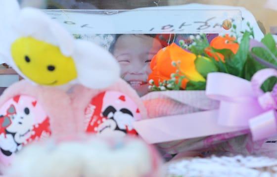 본문 이미지 - 6일 경기 양평 하이패밀리 안데르센 공원묘지를 찾은 추모객들이 양부모의 학대로 숨진 16개월 영아 정인(가명)양을 추모하고 있다. 2021.1.6/뉴스1 ⓒ News1 이성철 기자