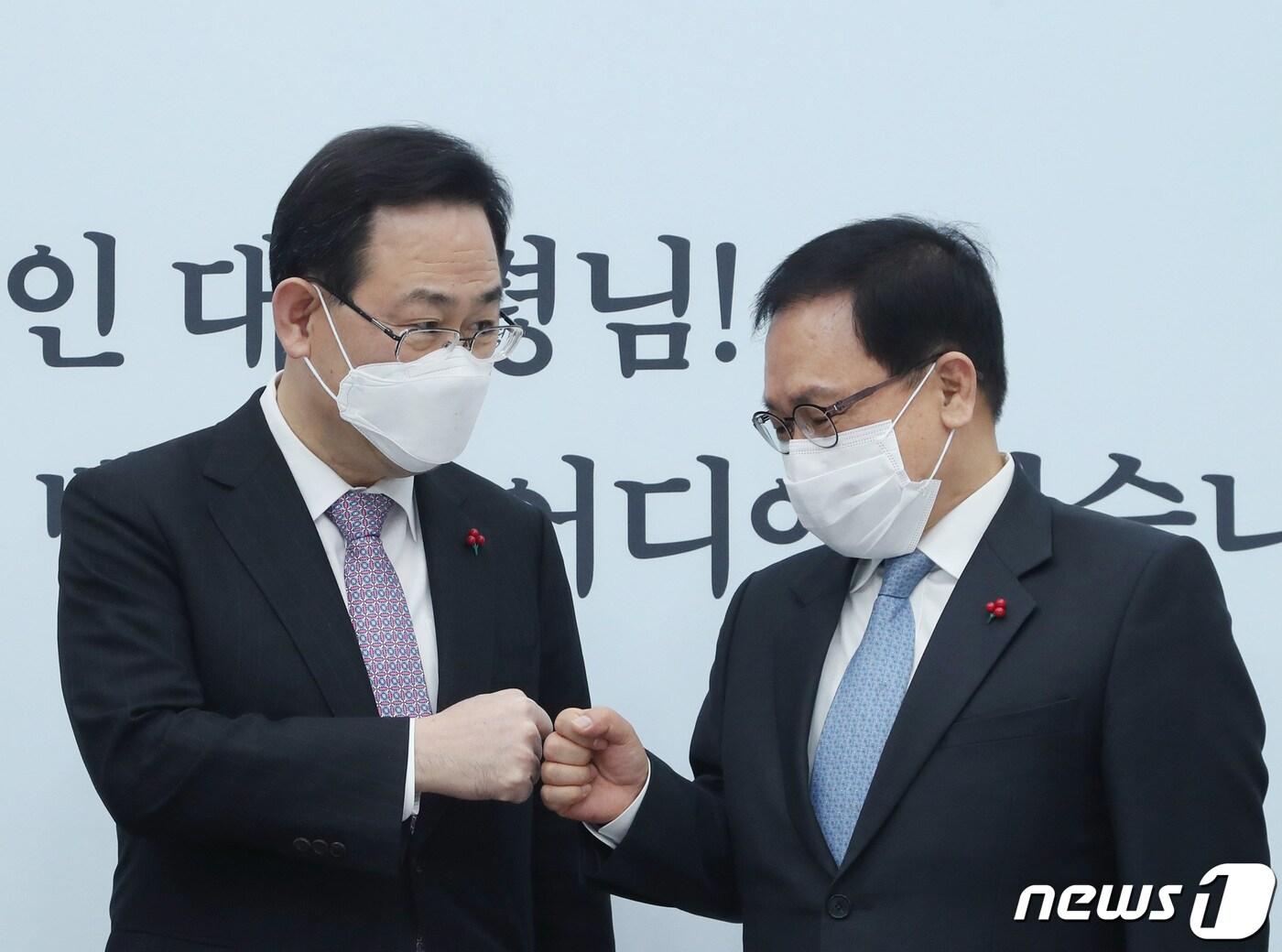 본문 이미지 - 주호영 국민의힘 원내대표(왼쪽)가 지난1월6일 오후 서울 여의도 국회를 찾은 유영민 대통령 비서실장과 주먹인사를 하고 있다. 2021.1.6/뉴스1 ⓒ News1 신웅수 기자