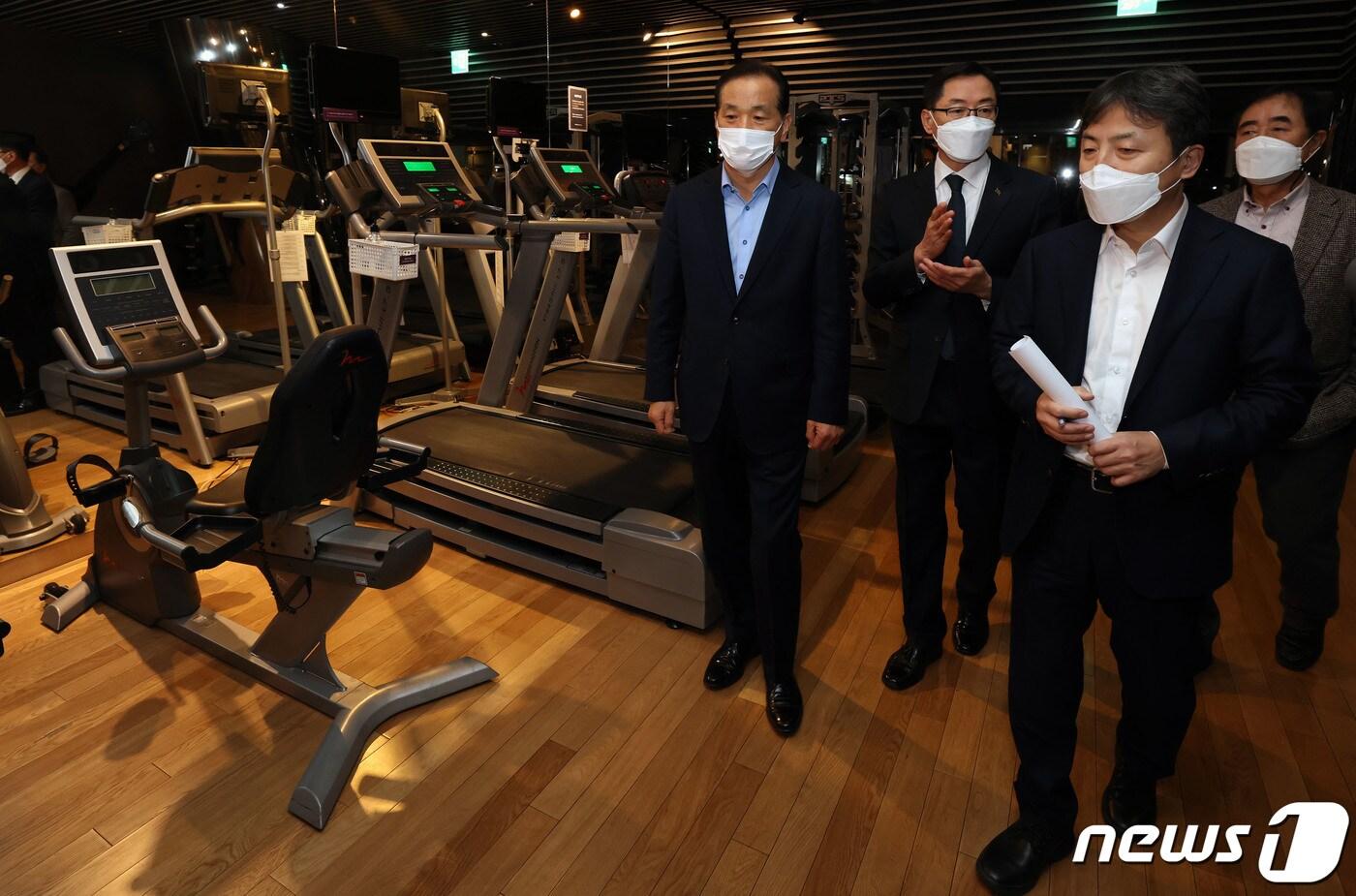 김정배 문화체육관광부 제2차관이 코로나19 관련 호텔 방역 상황을 점검하고 있다. (문화체육관광부 제공) @뉴스1