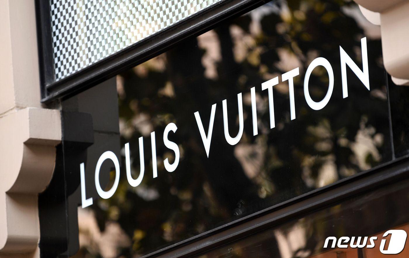 This picture shows the logo of a French brand shop "Louis Vuitton＂ at Nisantasi district in Istanbul, on October 26, 2020. - Turkish President joined calls for a boycott of French goods, on October 26, 2020, ramping up a standoff between France and Muslim countries over Islam and freedom of speech. (Photo by Ozan KOSE / AFP)