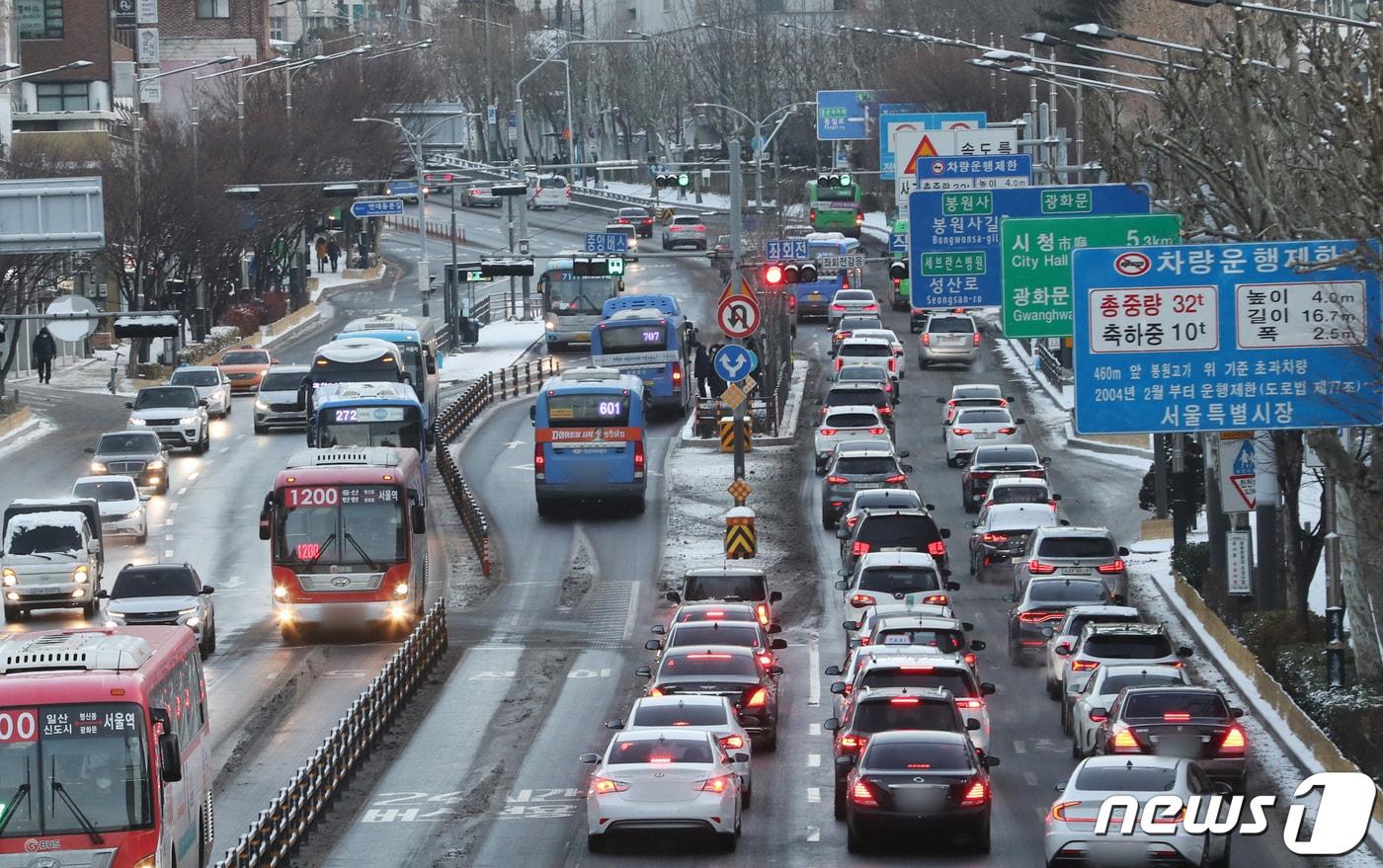 7일 서울 서대문구 일대에서 도로 결빙으로 인해 출근길 차량들이 서행하고 있다. 2021.1.7/뉴스1 ⓒ News1 이성철 기자