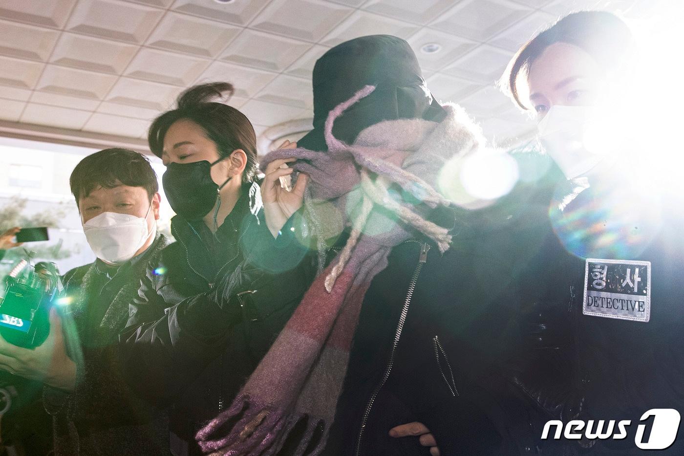 본문 이미지 - 집행유예 기간 중 또다시 마약을 투약했다는 의혹을 받는 남양유업 창업주의 외손녀 황하나씨가 7일 오전 서울 마포구 서울서부지방법원에서 열린 구속 전 피의자심문(영장실질심사)에 출석하고 있다. 2021.1.7/뉴스1 ⓒ News1 이승배 기자