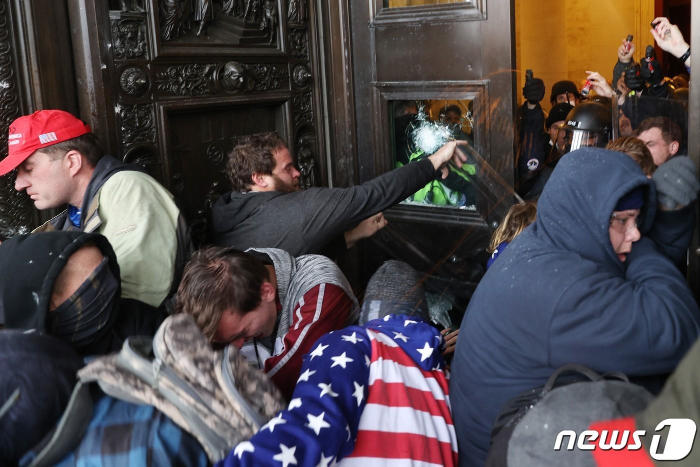 본문 이미지 - 6일(현지시간) 도널드 트럼프 미국 대통령을 지지하는 시위대가 워싱턴 의사당에 난입을 하고 있다. ⓒ AFP=뉴스1 ⓒ News1 우동명 기자