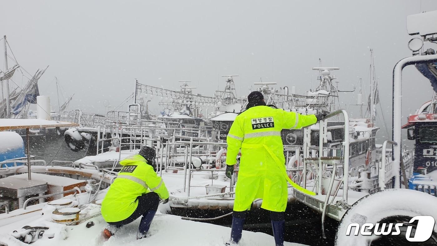 본문 이미지 -  2021년 전북 군산시에 대설경보가 내려졌을 당시 비응항. (뉴스1 DB) ⓒ News1