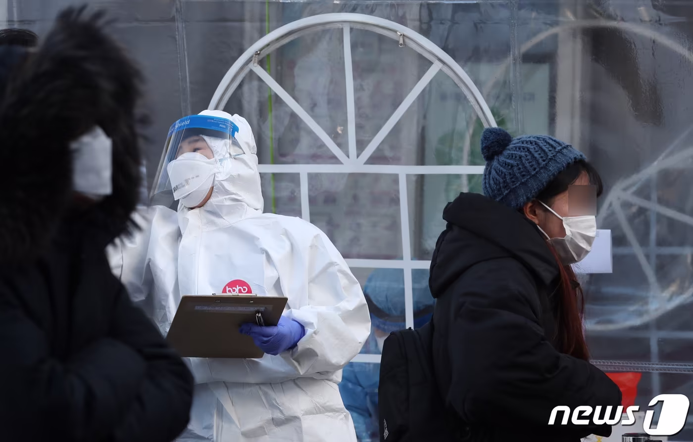 본문 이미지 - 최강 한파가 기승을 부린 7일 오전 대전 서구보건소에 마련된 선별진료소에서 의료진이 분주한 모습을 보이고 있다. 2021.1.7/뉴스1 ⓒ News1 김기태 기자