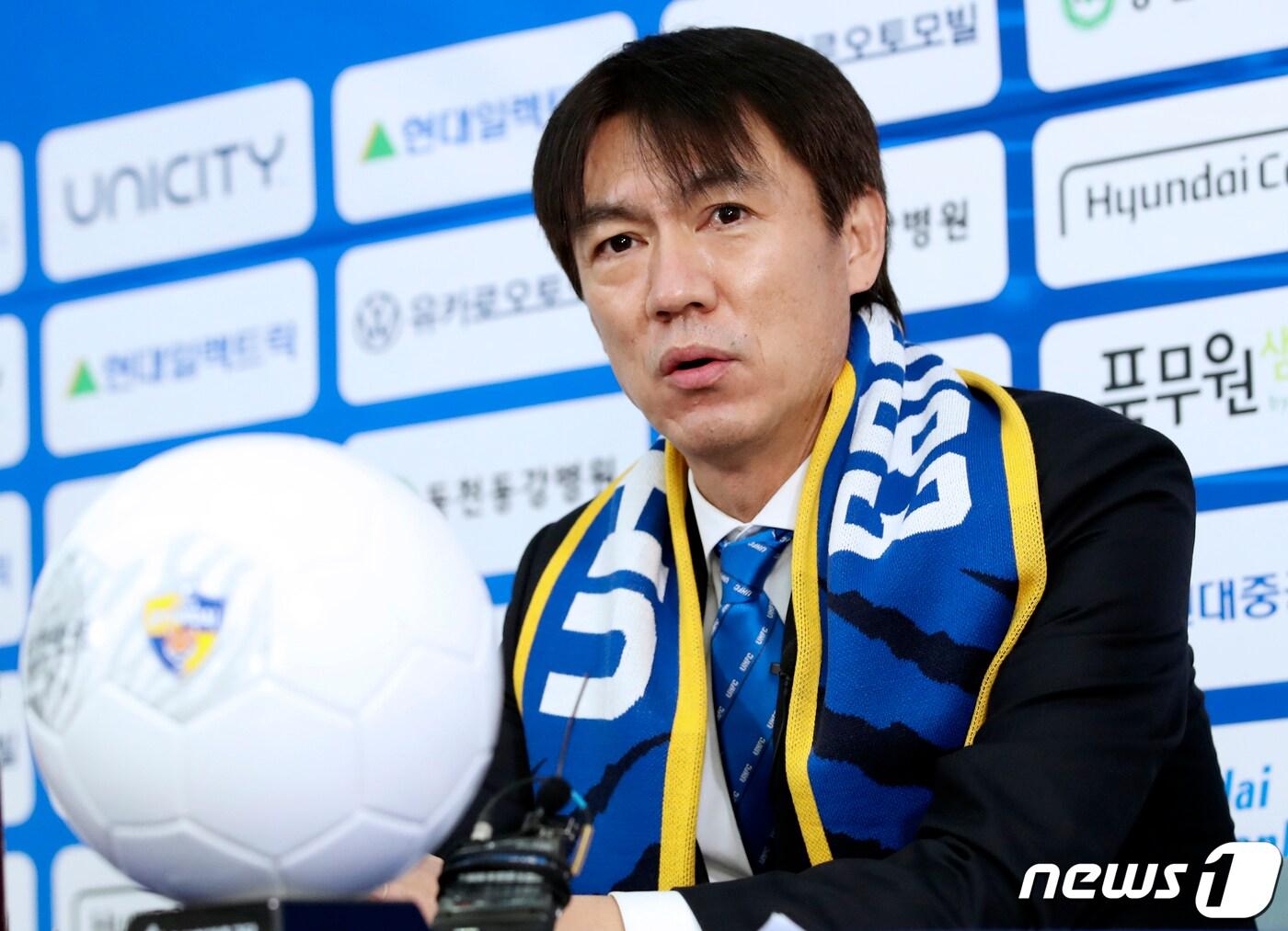 본문 이미지 - 홍명보 울산현대 신임 감독이 7일 오후 울산시 동구 울산현대 클럽하우스에서 열린 온라인 기자회견에서 포부를 밝히고 있다. 2021.1.7/뉴스1 ⓒ News1 윤일지 기자