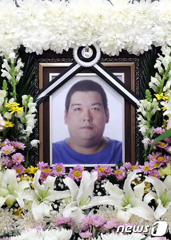 본문 이미지 - 故 빅죠(본명 벌크 죠셉) 영정 / 사진공동취재단 ⓒ 뉴스1