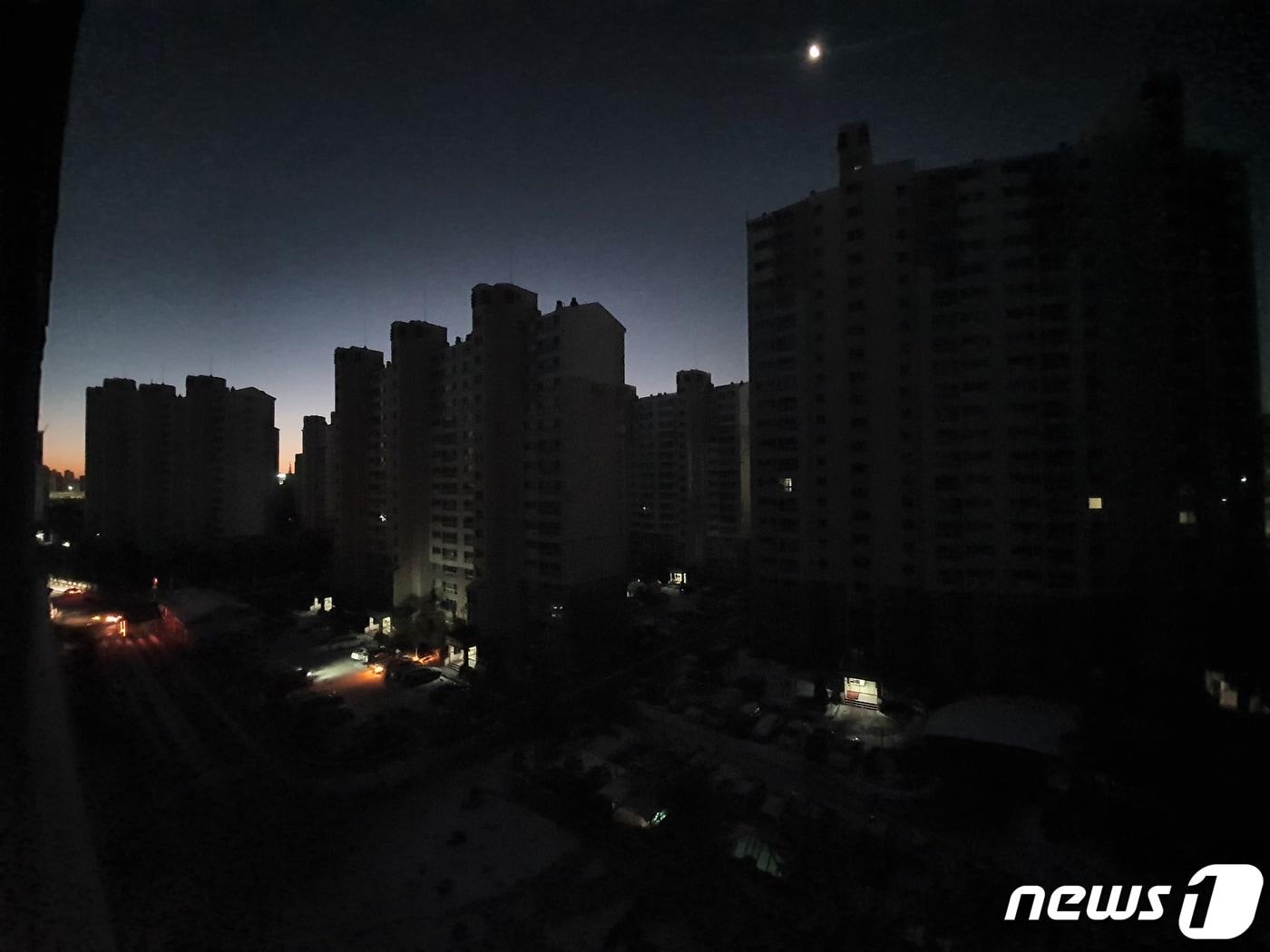 본문 이미지 - 아파트 단지 정전.(사진은 기사 내용과 무관함) / 뉴스1 ⓒ News1