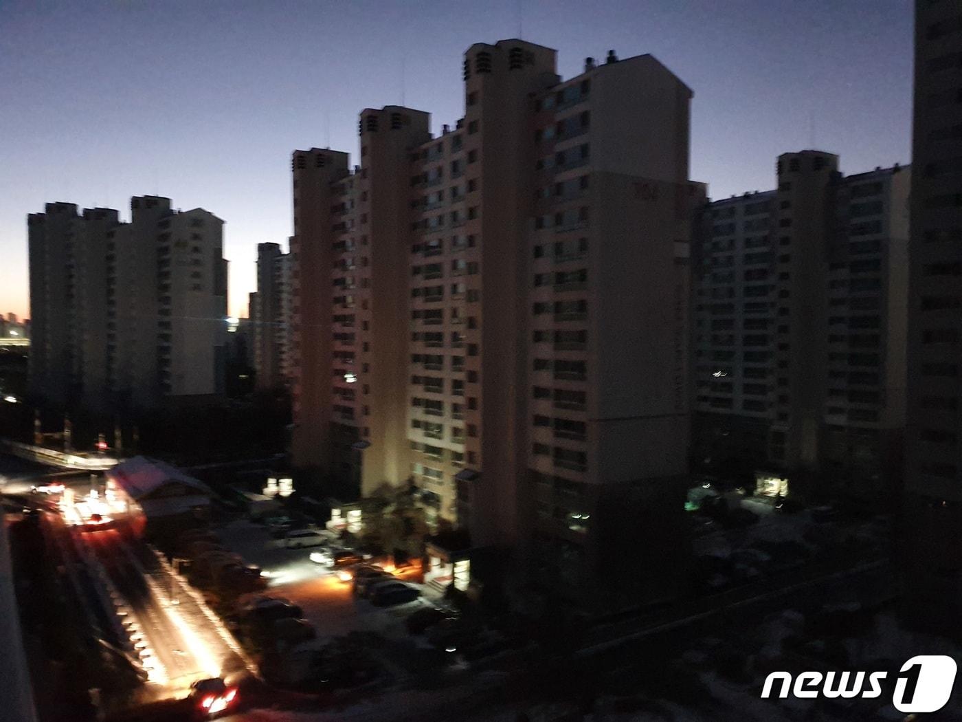 본문 이미지 - 정전된 아파트 (사진은 기사내용과 무관) 2021.1.8/뉴스1 ⓒ News1 정진욱 기자