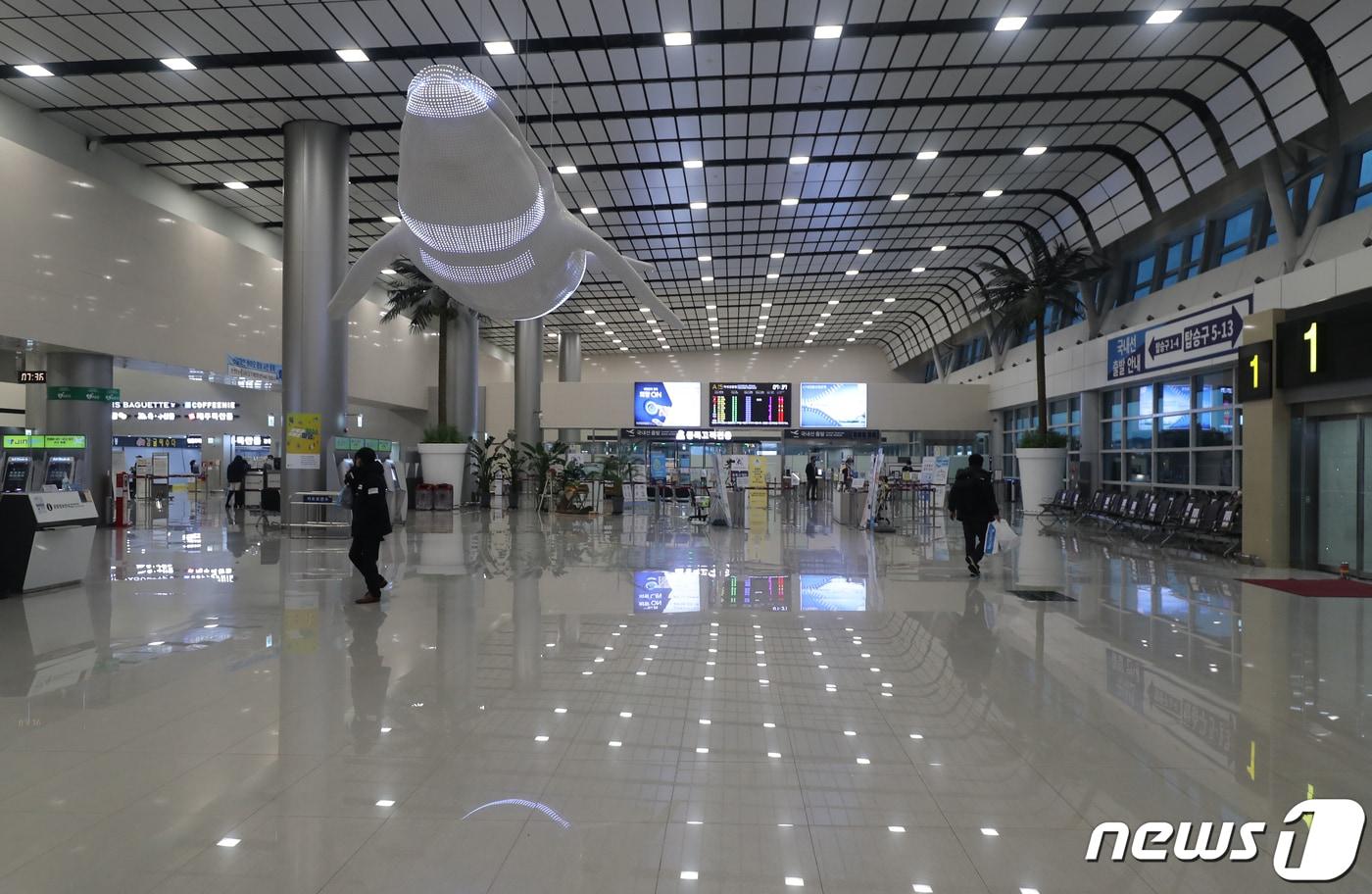 본문 이미지 - 한산한 모습을 보이는 제주국제공항 출발층 (자료사진) .2021.1.8 ⓒ 뉴스1 