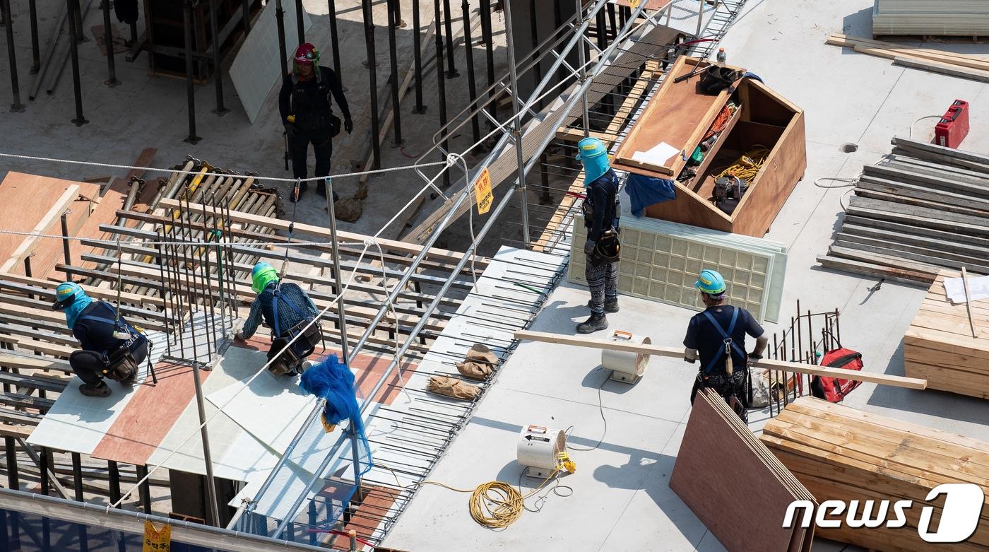 서울시내 한 아파트 공사현장에서 작업을 하는 인부들 모습. /뉴스1DB