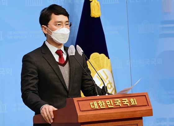 본문 이미지 - 지난 1월 8일 김병욱 무소속 의원이 국회 소통관에서 기자회견을 통해 국민의힘 탈당과 관련된 입장을 밝히고 있다. 김 의원은 자신에게 성폭행 의혹을 제기한 유튜브 채널 가로세로연구소(가세연)를 상대로 법적 조치를 취하겠다고 밝혔다. 김 의원은 14일 경찰로부터 무혐의 처분을 통보받았다며 '가세연'에 대한 응징을 거듭 다짐하는 한편 복당을 신청키로 했다. ⓒ News1 