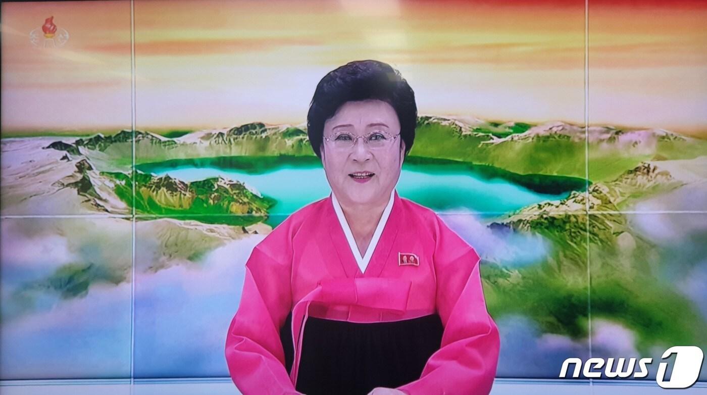 본문 이미지 - 리춘희 아나운서가 8일 조선중앙TV에서 노동당 제8차 대회 3일 회의를 보도하고 있다(조선중앙TV)ⓒ 뉴스1