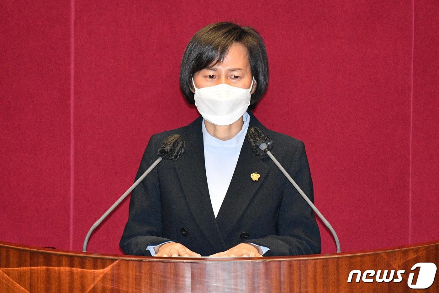 본문 이미지 - 강은미 정의당 원내대표가 8일 오후 서울 여의도 국회에서 열린 본회의에서 중대재해 처벌 등에 관한 법률안에 대해 토론하고 있다. 2021.1.8/뉴스1 ⓒ News1 박세연 기자